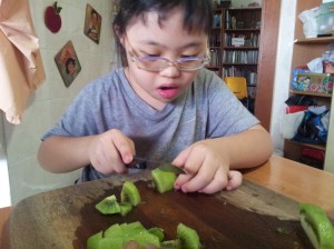 cutting kiwi